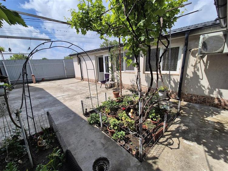 Casă individuală cu 3 camere cu Canalizare în Chercea
