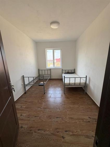 Apartament cu 8 camere semidecomandat în Petriș