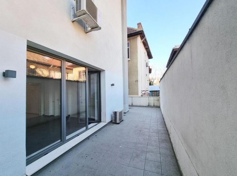 Apartament cu 4 camere semidecomandat în Capitale