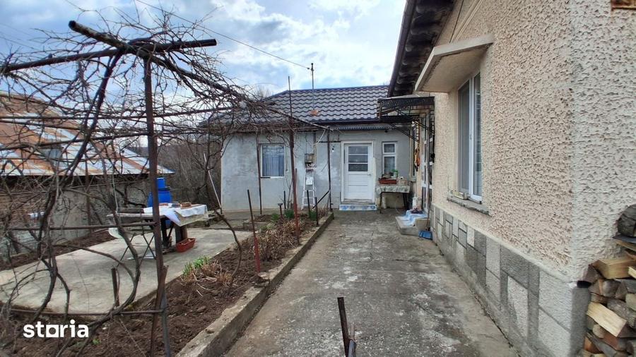 Casă cu 4 camere cu Teren 1600 Mp în Poiana