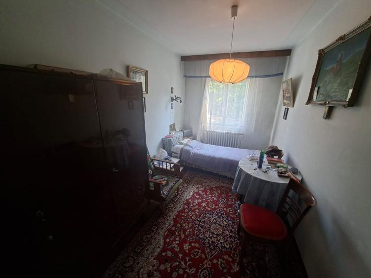 Apartament cu 4 camere semidecomandat în Podu Roș
