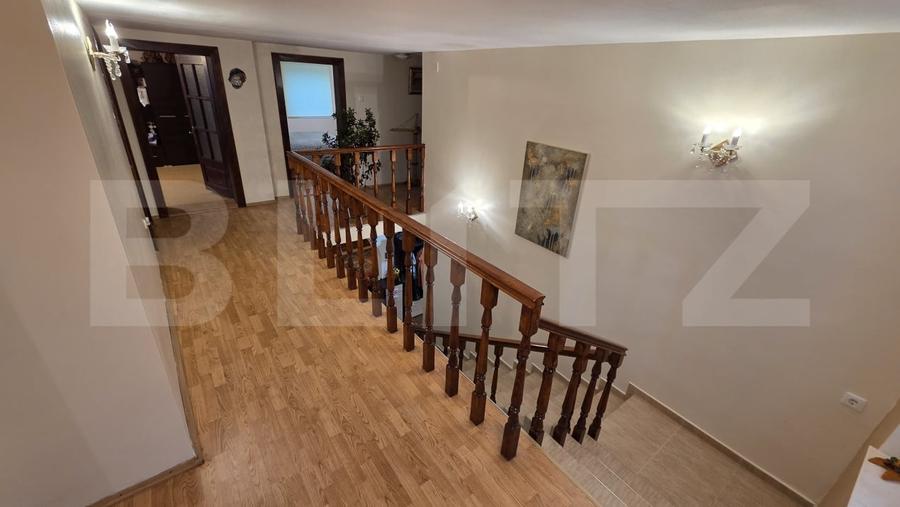 Casă individuală cu 7 camere cu Garaj în Cetate