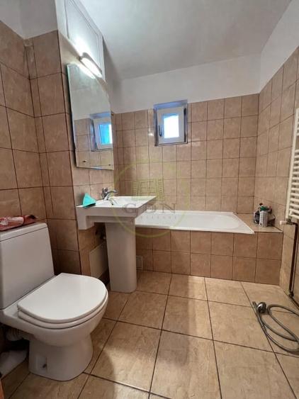 Apartament cu 3 camere decomandat, mobilat în Sărari