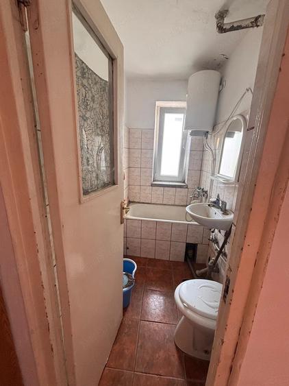 Apartament cu 3 camere semidecomandat în Cet