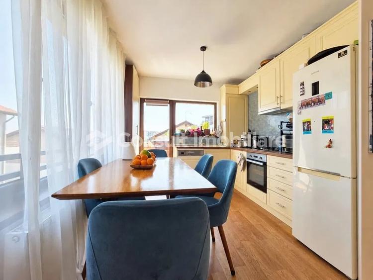 Apartament cu 3 camere semidecomandat, mobilat în Bună Ziua