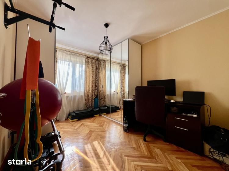Apartament cu 3 camere decomandat în Est