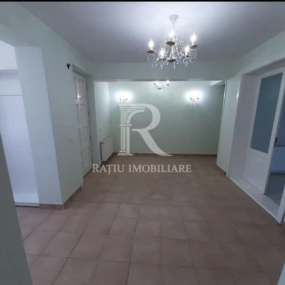 Casă individuală cu 7 camere cu Canalizare în Sântandrei