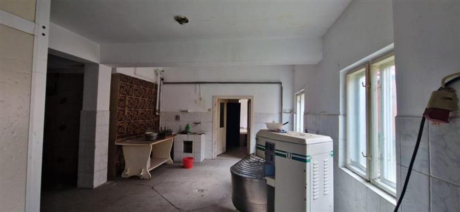 Casă cu 6 camere cu Teren 1618 Mp în Ernei