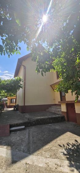 Casă individuală cu 7 camere cu Canalizare în Central