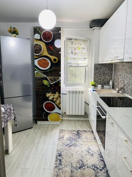 Apartament cu 3 camere semidecomandat în Podu Roș