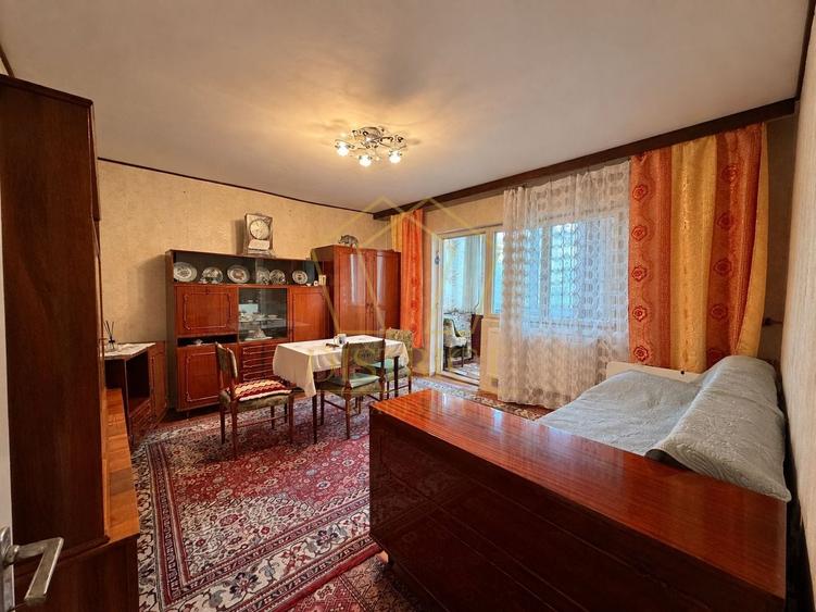 Apartament cu 3 camere decomandat în Buziașului