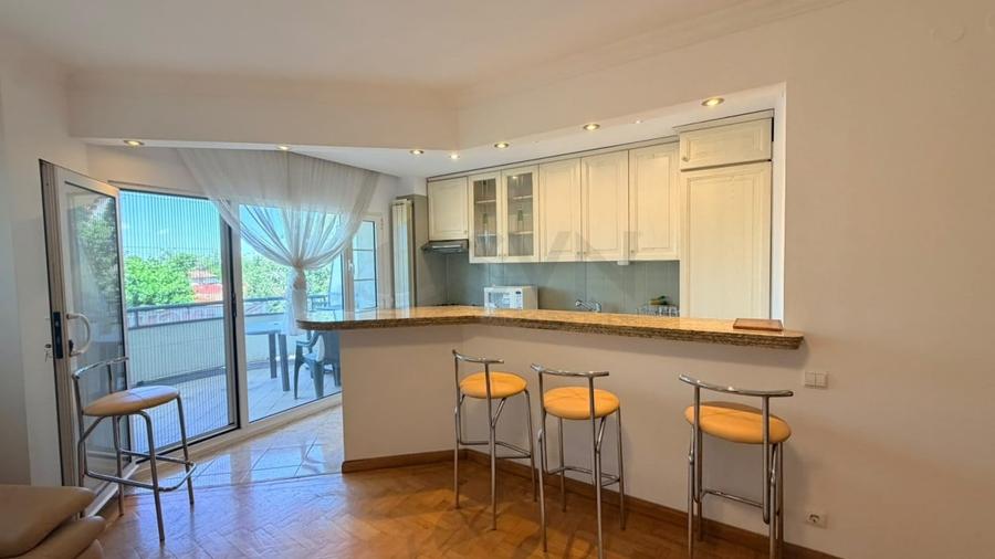 Apartament cu 3 camere semidecomandat, mobilat în Kiseleff