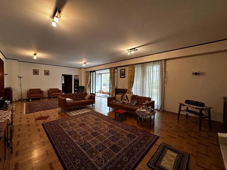 Casă individuală cu 10 camere cu Canalizare în Primăverii