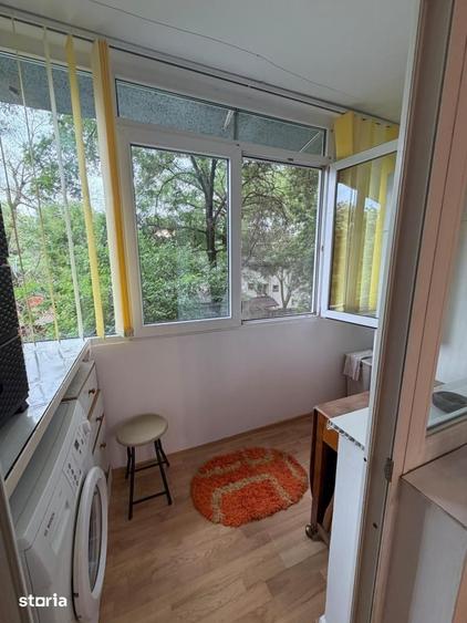 Apartament cu 3 camere semidecomandat în Crângași