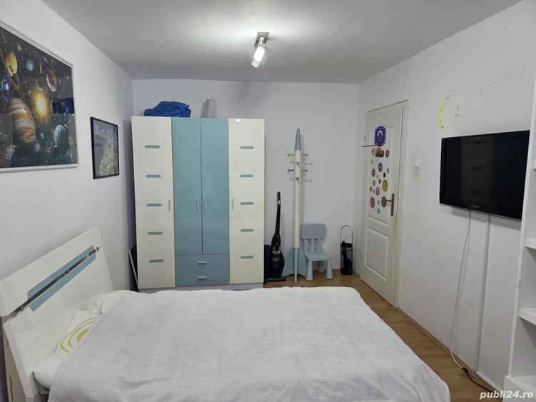 Apartament cu 3 camere decomandat în Craiovița Nouă