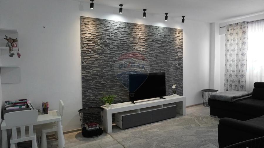 Apartament cu 3 camere decomandat în Calea București