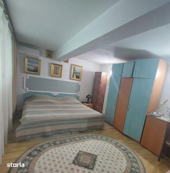 Casă cu 10 camere cu Teren 601 Mp în Sud