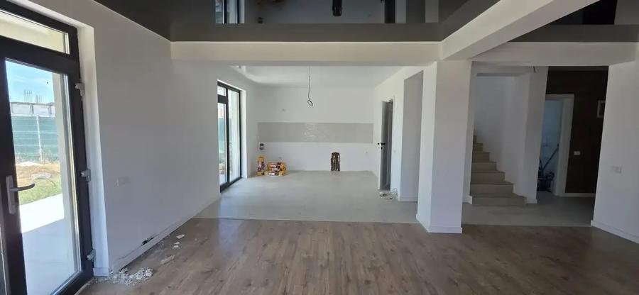 Casă individuală cu 5 camere cu Teren 409 Mp în Vest