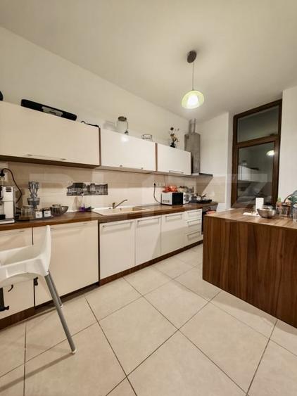 Apartament cu 3 camere semidecomandat, mobilat în P-ța Maria