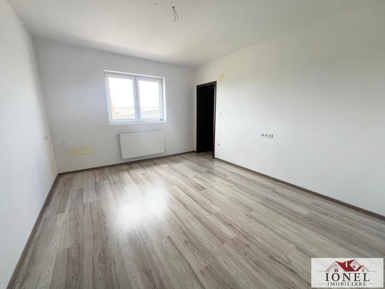 Apartament cu 3 camere decomandat în Est