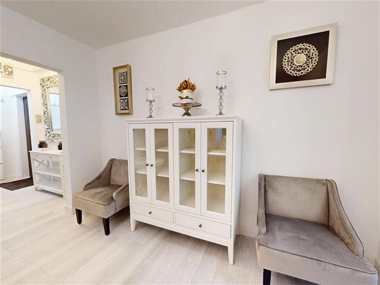 Apartament cu 3 camere semidecomandat, mobilat în Centrul Civic