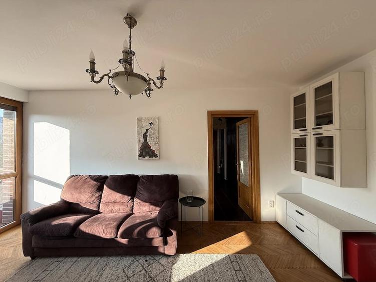 Apartament cu 3 camere semidecomandat în Câmpia Libertății