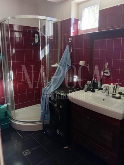 Casă individuală cu 8 camere cu Canalizare în Central