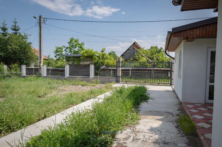 Casă individuală cu 4 camere cu Canalizare în Moinești