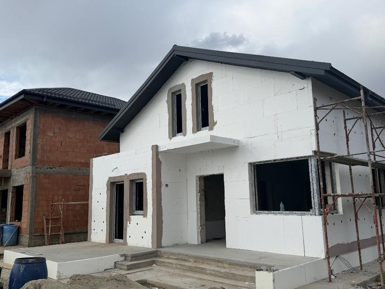 Casă individuală cu 5 camere cu Teren 313 Mp în Central