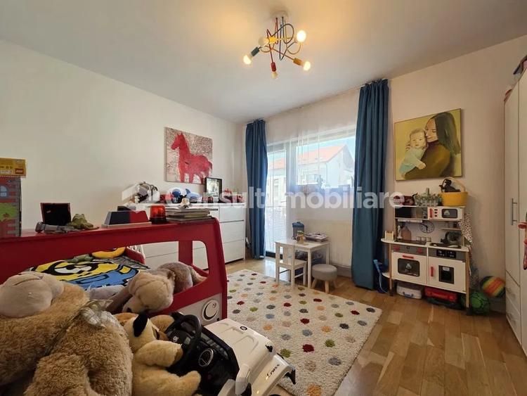 Apartament cu 3 camere semidecomandat, mobilat în Bună Ziua
