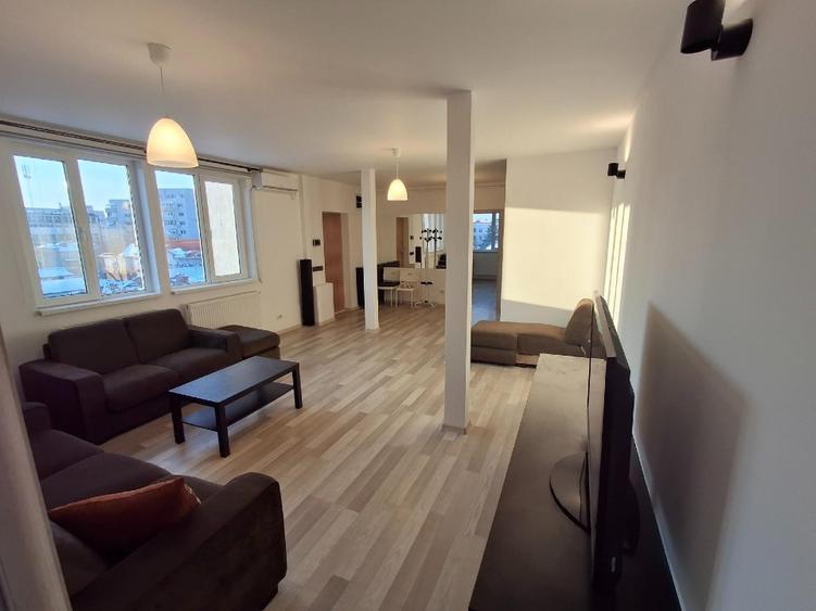 Apartament cu 3 camere semidecomandat în Floreasca