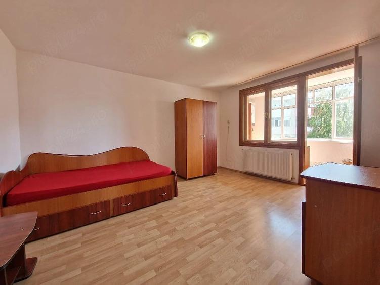 Apartament cu 3 camere decomandat în Exterior Vest