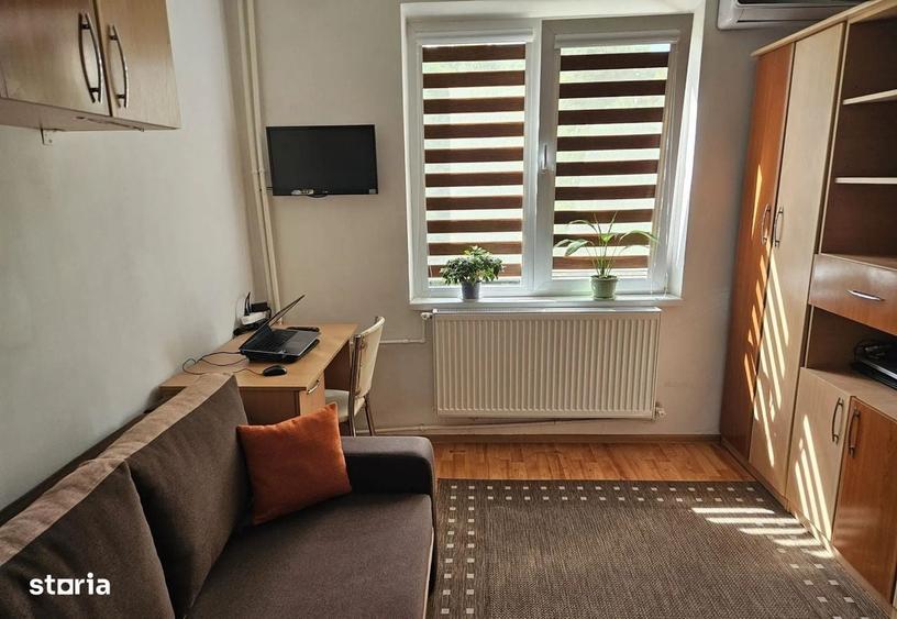 Apartament cu 3 camere semidecomandat în Gorjului