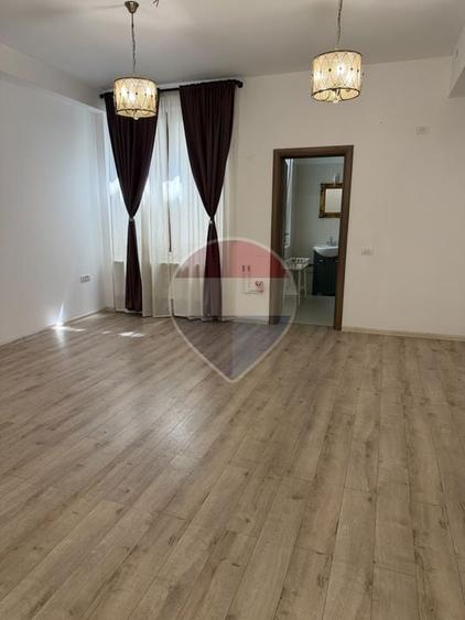 Birou, de 34 mp, în Central