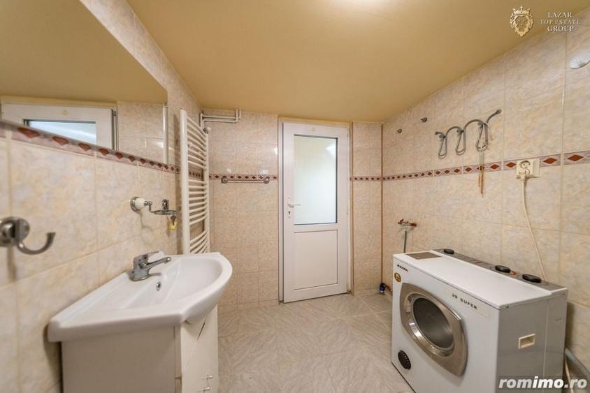 Casă cu 4 camere cu Canalizare în Intim