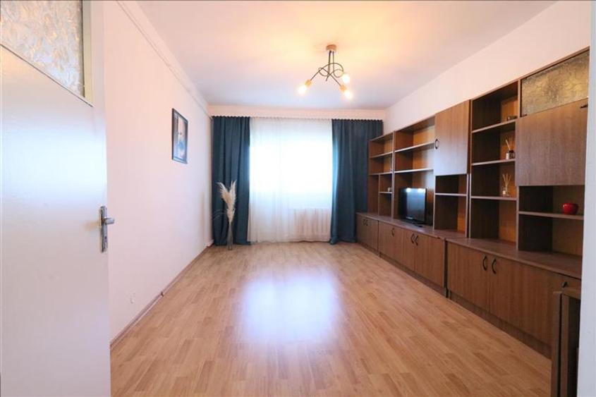 Apartament cu 3 camere decomandat în Hala Centrală
