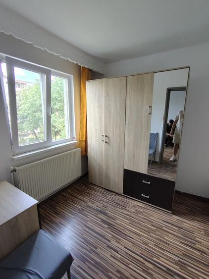 Apartament cu 3 camere semidecomandat în Central