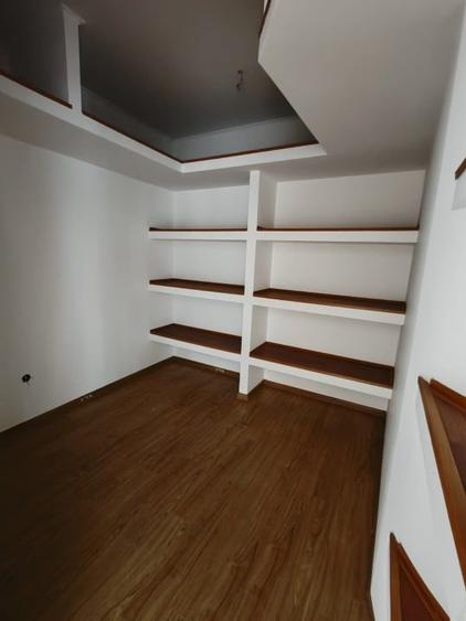 Casă individuală cu 5 camere cu Canalizare în Central