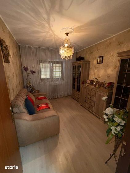 Apartament cu 4 camere semidecomandat în Crângași
