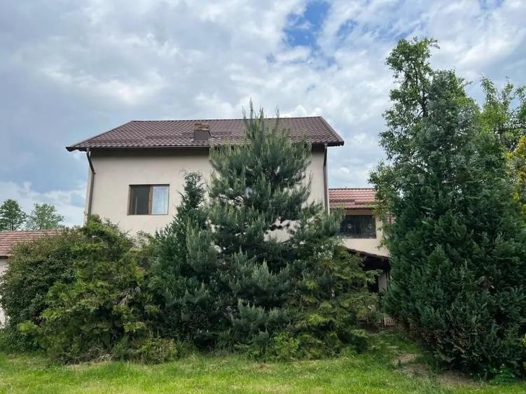 Casă cu 5 camere în Vulcana-Pandele