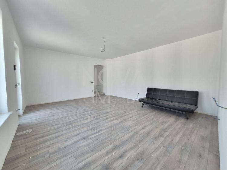 Apartament cu 3 camere semidecomandat în Turnișor