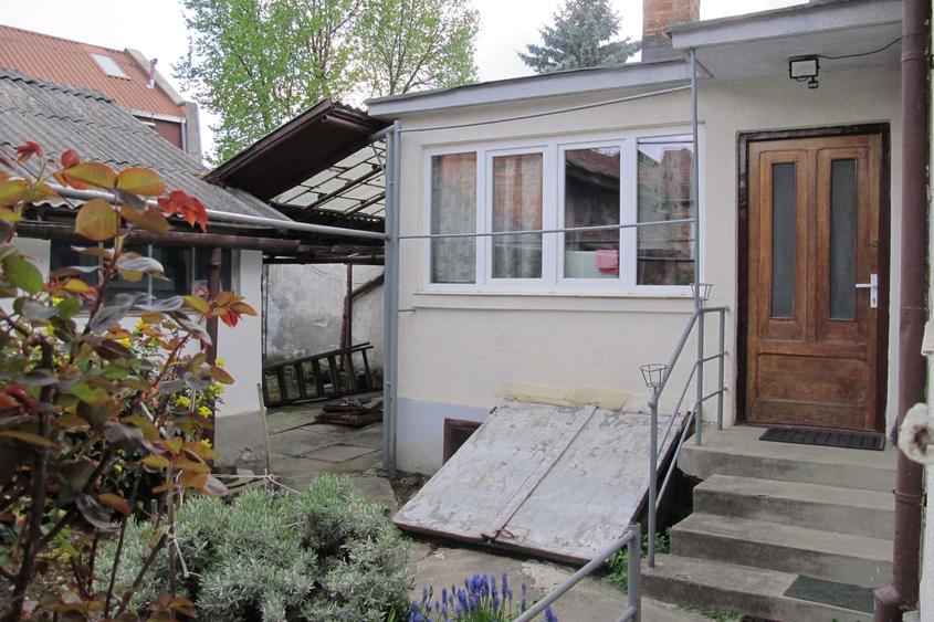 Casă cu 3 camere decomandat în Ultracentral