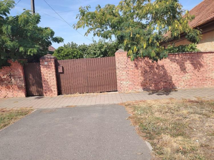 Casă individuală cu 4 camere cu Canalizare în Central