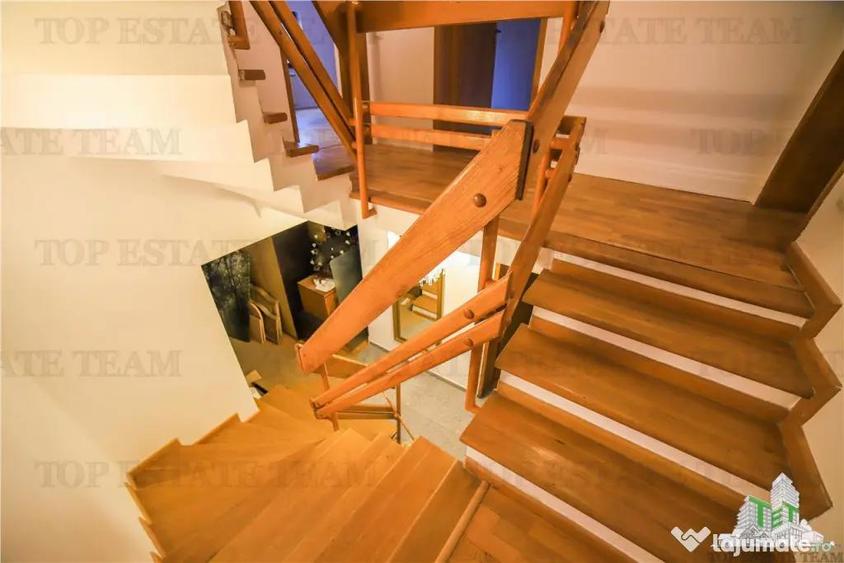 Casă cu 7 camere cu Teren 300 Mp în Central