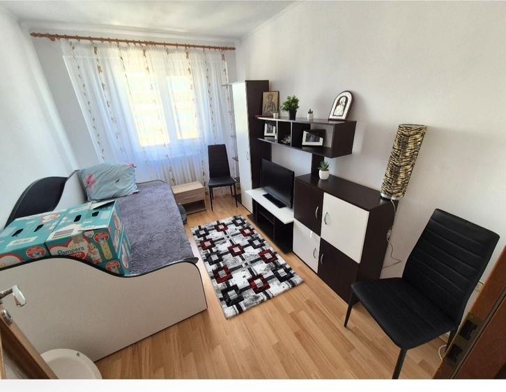 Apartament cu 4 camere decomandat în Central