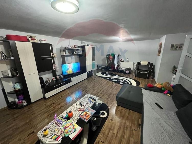 Casă cu 4 camere cu Teren 899 Mp în Grebănu