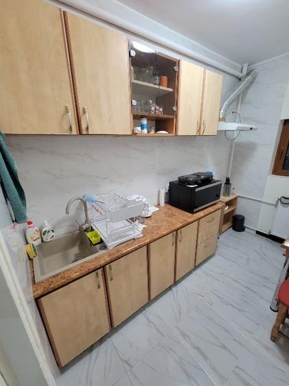 Apartament cu 3 camere semidecomandat, mobilat în P-ța Romană