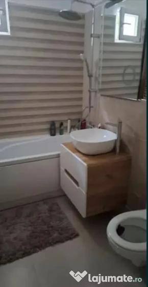 Apartament cu 3 camere decomandat în Calea București