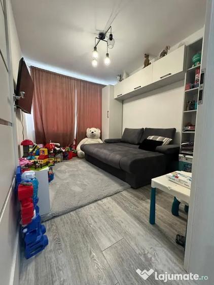 Apartament cu 3 camere semidecomandat în Hipodrom