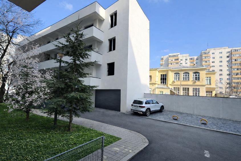 Apartament cu 4 camere semidecomandat în Obor
